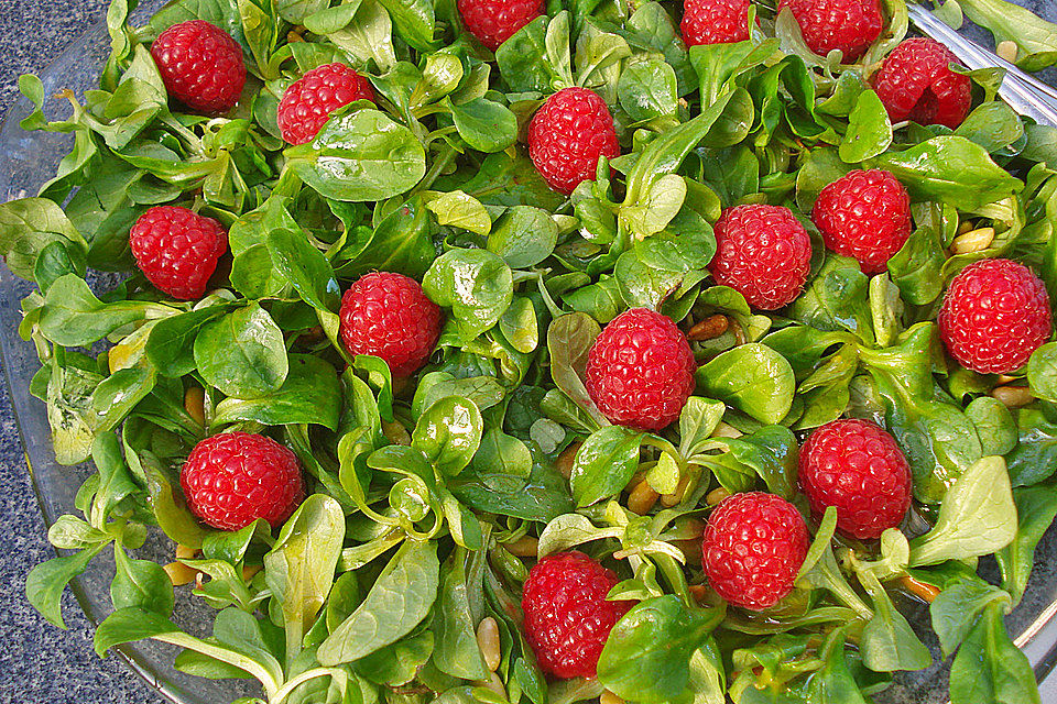 Feldsalat mit Himbeeren und Walnusskernen