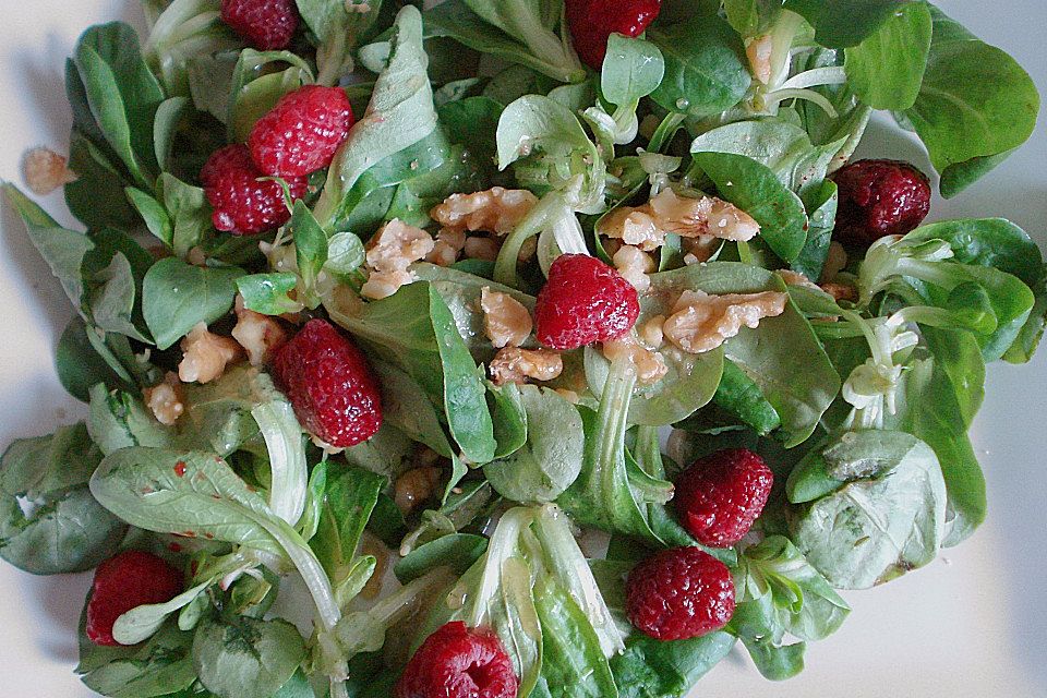 Feldsalat mit Himbeeren und Walnusskernen