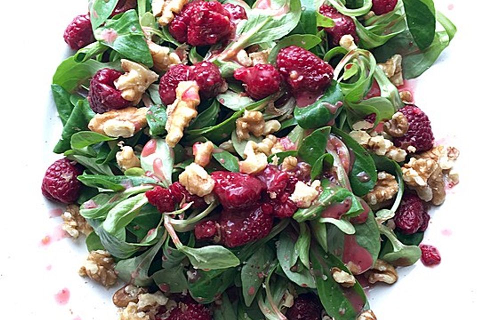 Feldsalat mit Himbeeren und Walnusskernen