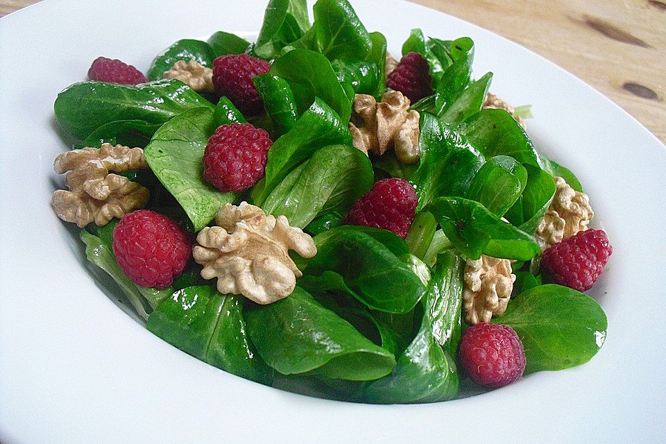 Feldsalat mit Himbeeren und Walnusskernen