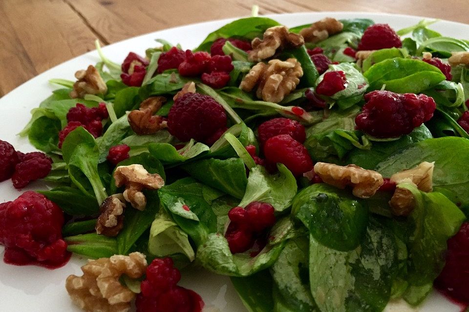 Feldsalat mit Himbeeren und Walnusskernen