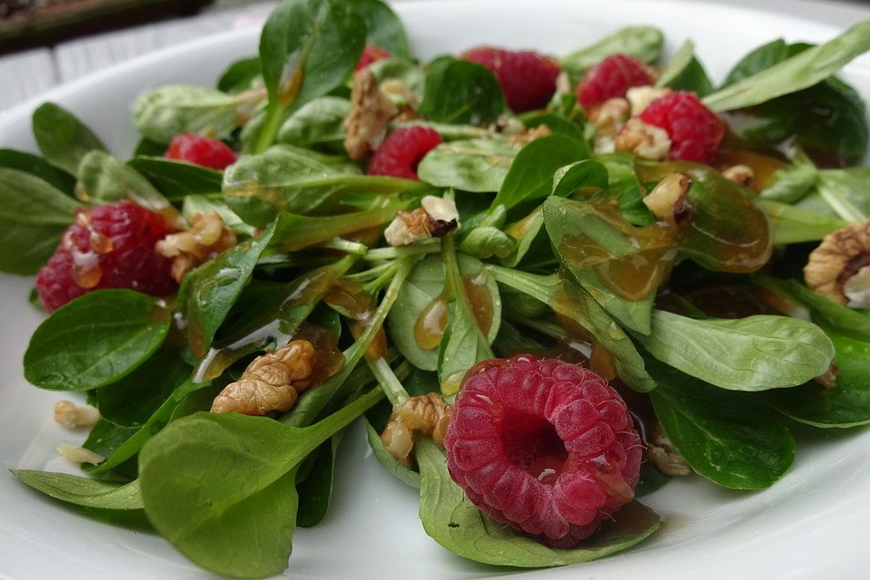 Feldsalat mit Himbeeren und Walnusskernen