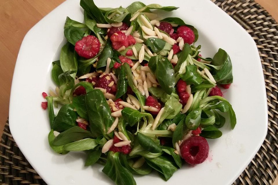 Feldsalat mit Himbeeren und Walnusskernen