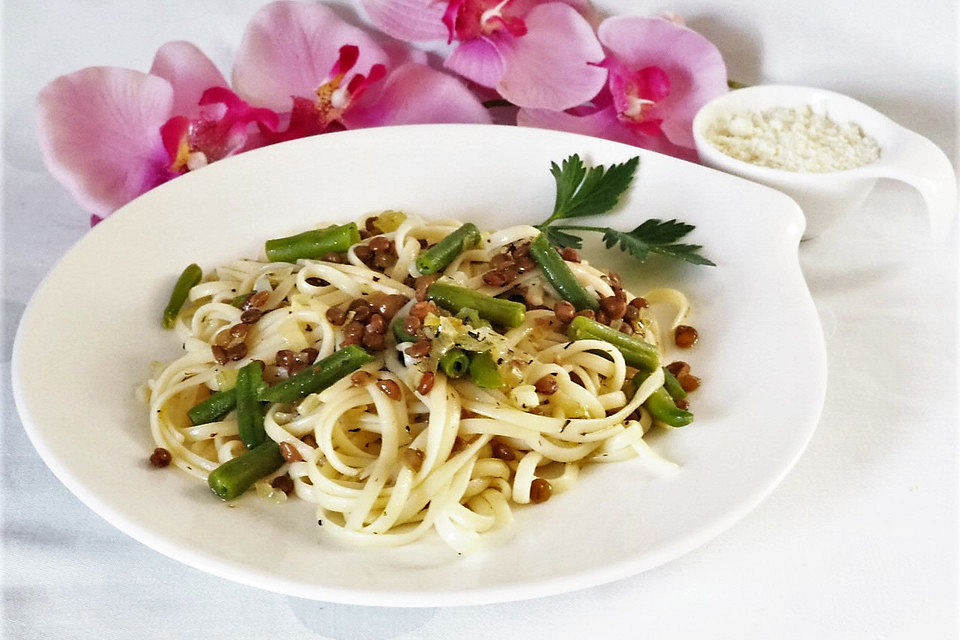 Linguine mit grünen Bohnen und Belugalinsen