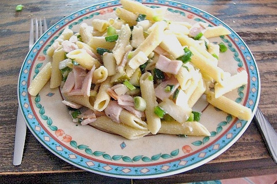 Pastasalat mit Huhn und Birne