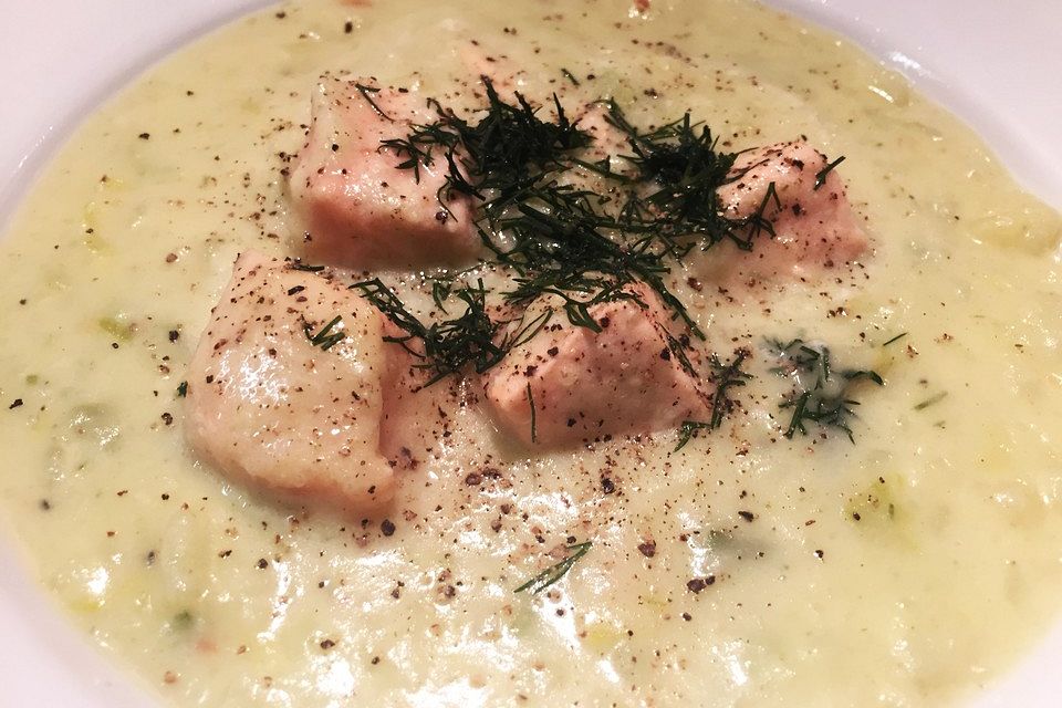 Kartoffel-Porree-Suppe mit Wildlachs