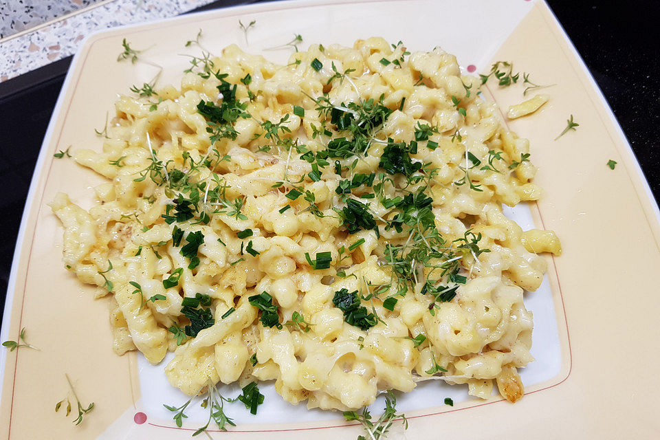 Käsespätzle mit Kresse und Kräutern