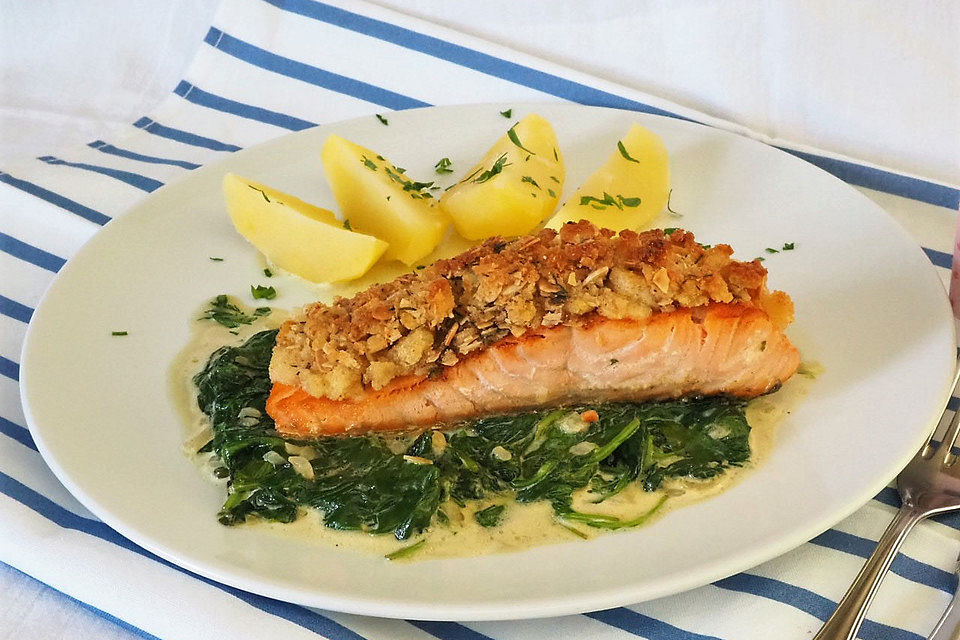 Überbackenes Mandel-Lachsfilet mit Spinat