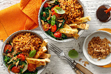 Food Bowl mit Spinat, Tofu und Röstzwiebeln