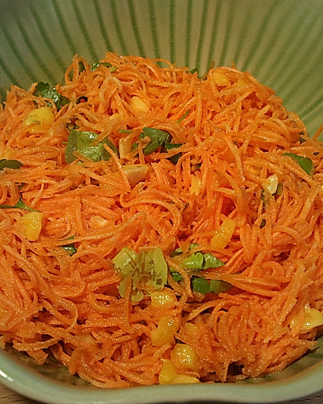 Karotten-Mangosalat mit Karottensaftdressing