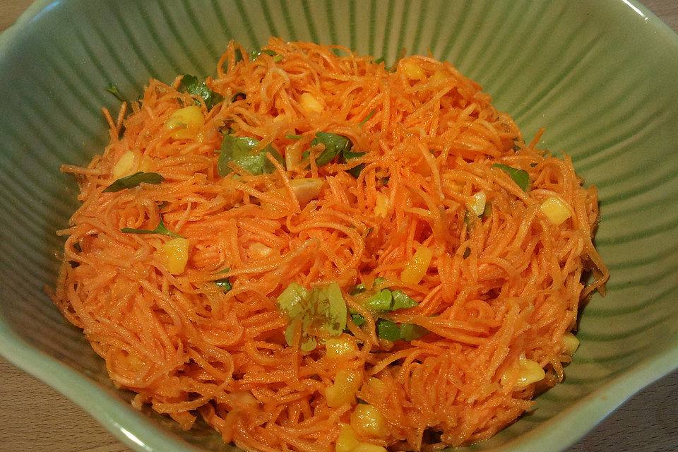 Karotten-Mangosalat mit Karottensaftdressing