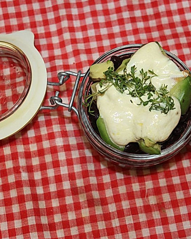 Schwarze Bohnen-Avocadosalat mit Joghurt-Senf-Dressing