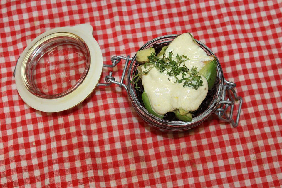 Schwarze Bohnen-Avocadosalat mit Joghurt-Senf-Dressing