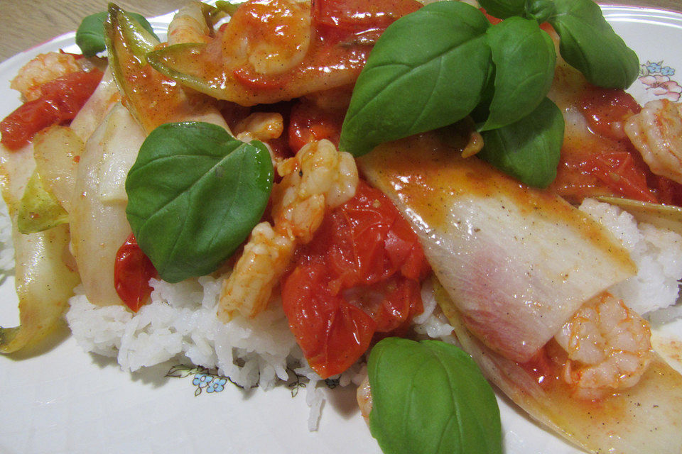 Gebratene Garnelen mit Chicorée und bunten Tomaten