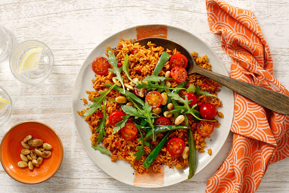 Mediterraner Reis mit Rucola und Tomaten