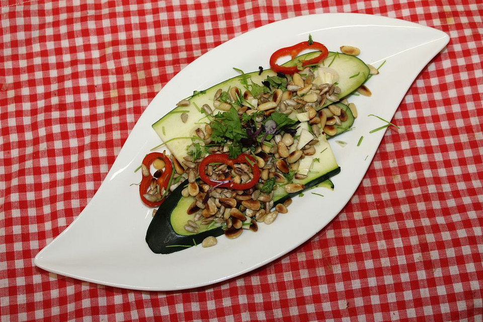 Zucchini-Streifen mit Zitronen-Chili-Soße