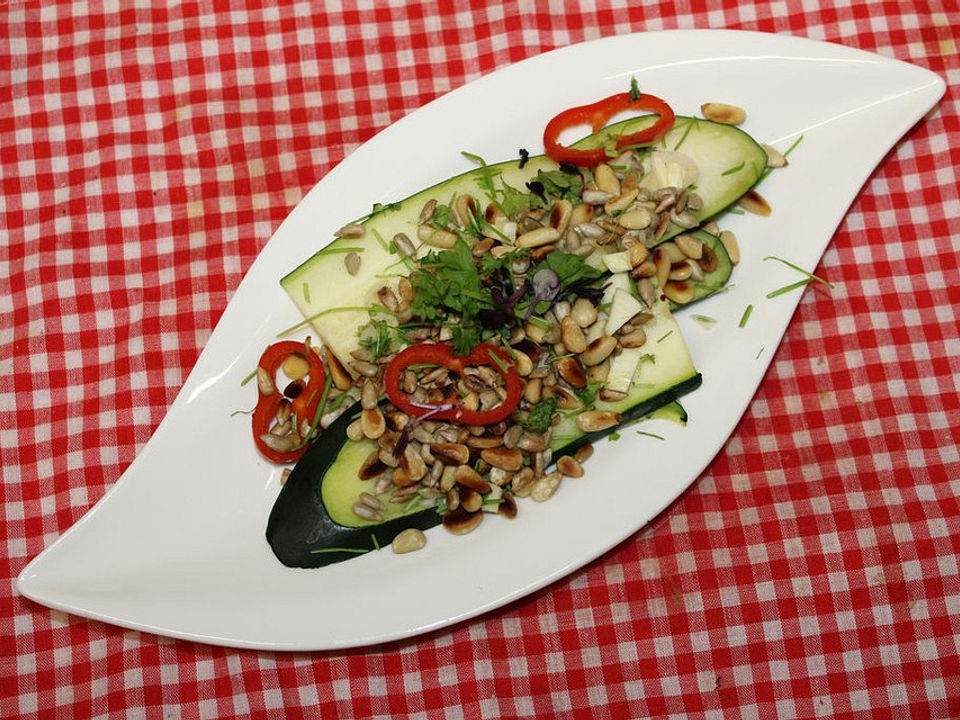 Zucchini-Streifen mit Zitronen-Chili-Soße von trekneb| Chefkoch