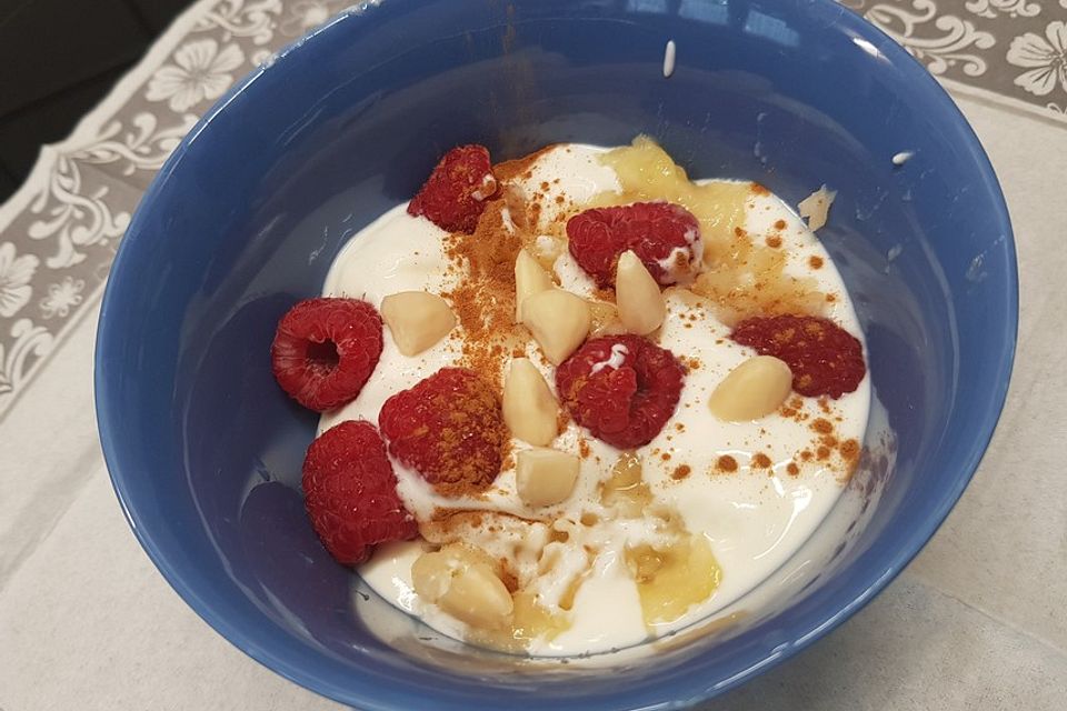 Müsli mit Himbeeren und Apfel