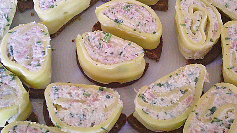 Käserolle auf Kräcker von Momoss Käserolle auf Kräcker von Momoss