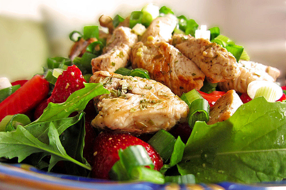 Hühnerbrust mit Erdbeeren und Frühlingszwiebeln an Portweindressing