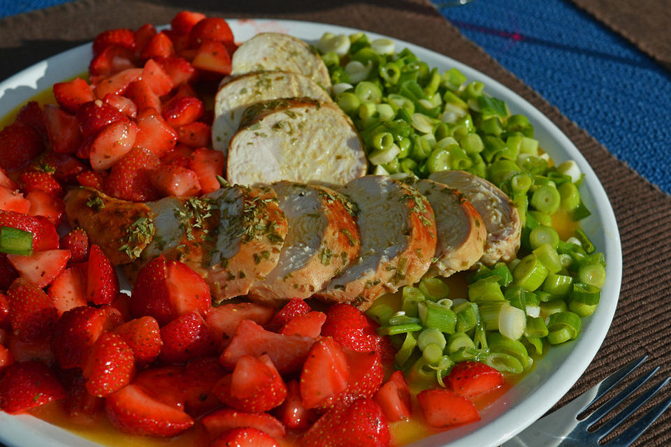 Hühnerbrust mit Erdbeeren und Frühlingszwiebeln an Portweindressing