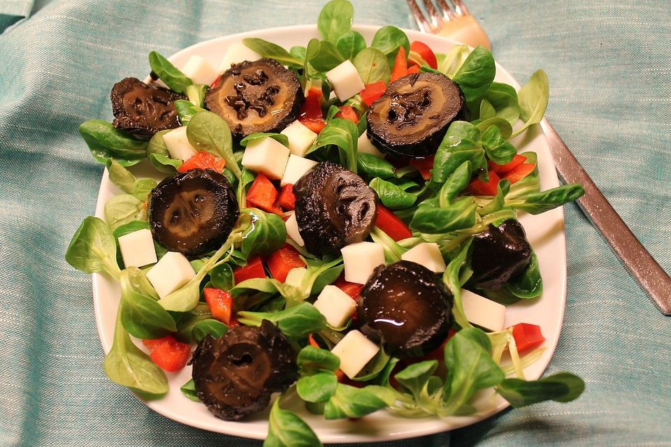 Feldsalat mit schwarzen Walnüssen