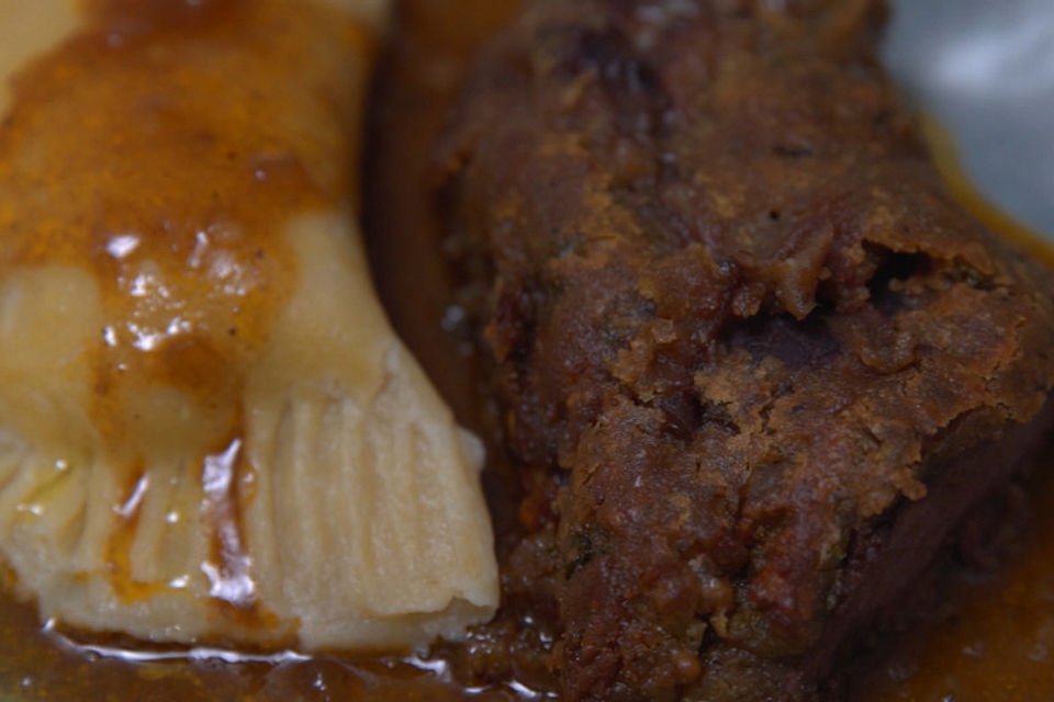 Rehrücken im Maronenkräutermantel mit Wildkräuter-Ravioli, Trüffeljus und Herbstgemüse