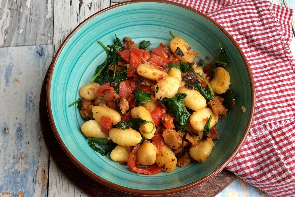 Gnocchi mit veganer Chorizo und gerösteter Paprika