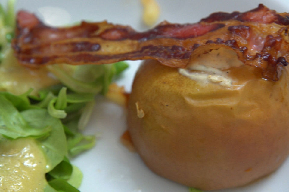 Bratapfel mit Ziegenkäse gefüllt, an Feldsalat mit Kartoffeldressing