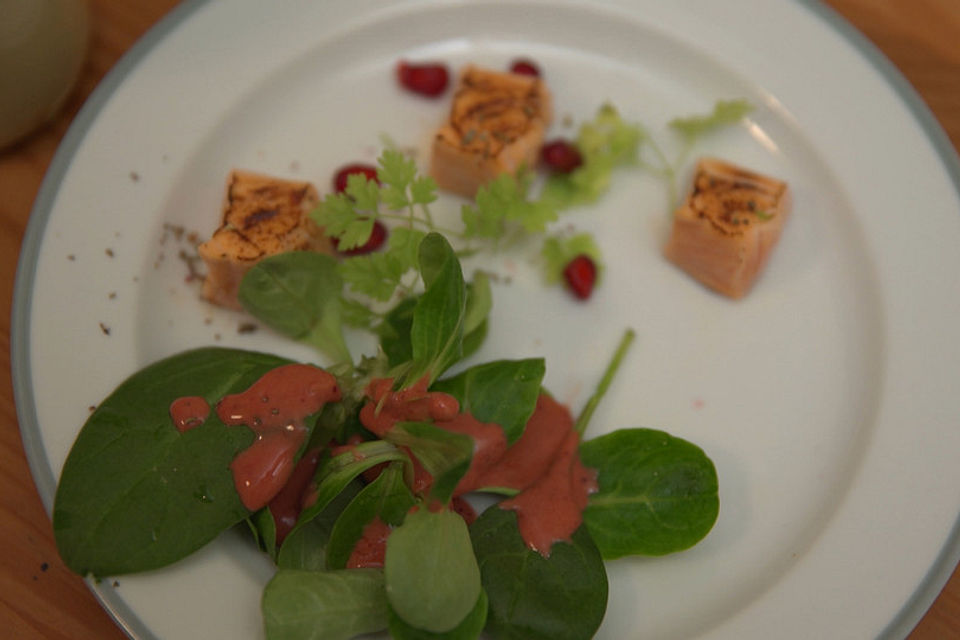 Flambierter Lachs auf Feldsalat mit Walderdbeer-Himbeer-Vinaigrette, dazu Kartoffelsuppe mit karamellisiertem Apfel und Chili