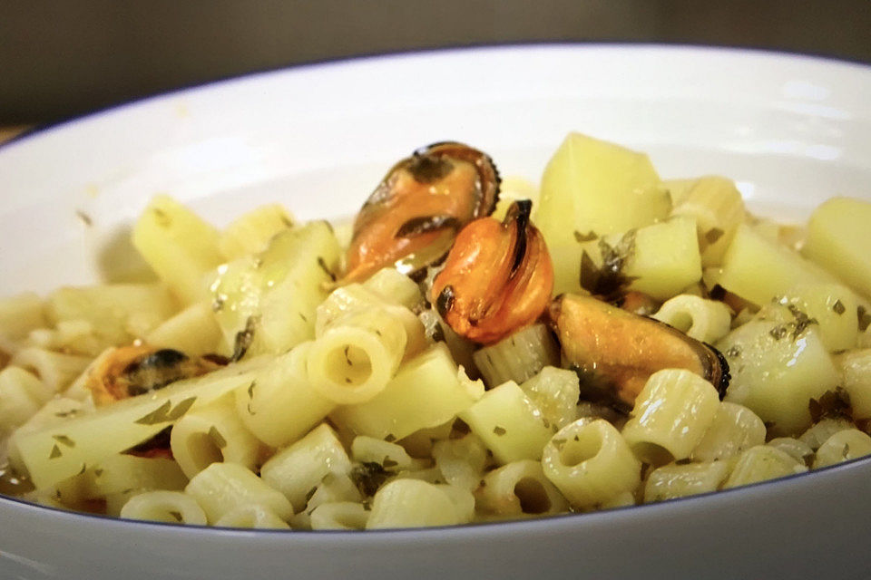 Pasta mit Kartoffeln und Muscheln - Pasta e patate con le cozze