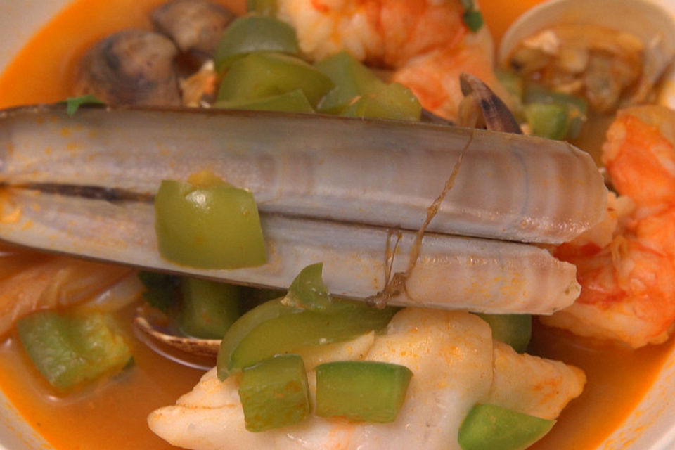 Caldeirada de Peixe - Portugiesische Fischsuppe - Fischeintopf mit Baguette