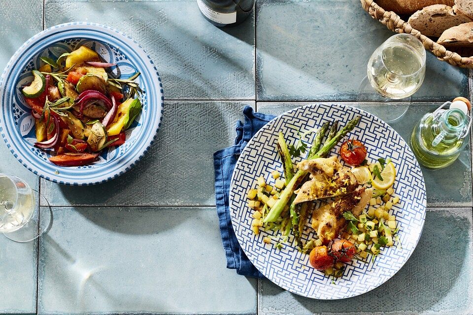 Frango com Limao - Zitronenhuhn mit grünem Spargel und Kartoffeln in Knoblauchbutter