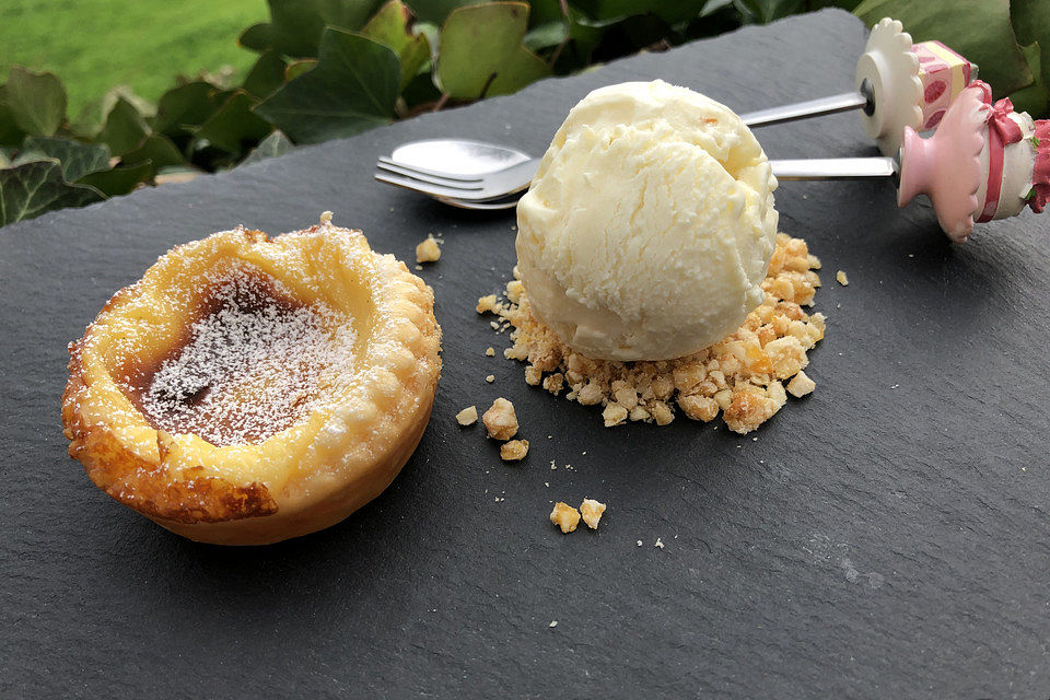 Pasteis de Nata - Puddingtörtchen und Marzipaneis auf Mandelcrunch