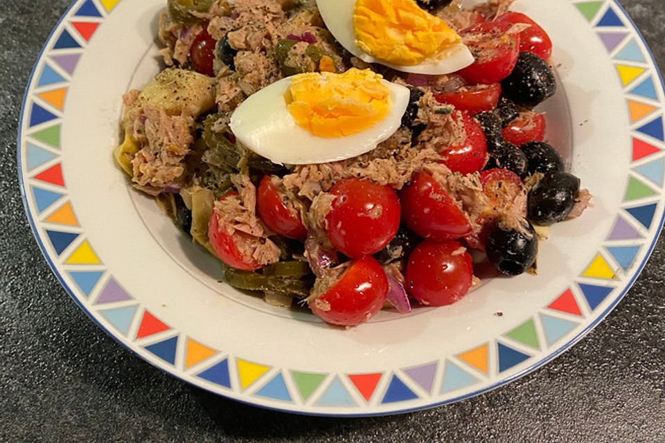 Salat mit Thunfisch, Tomaten und Artischocken