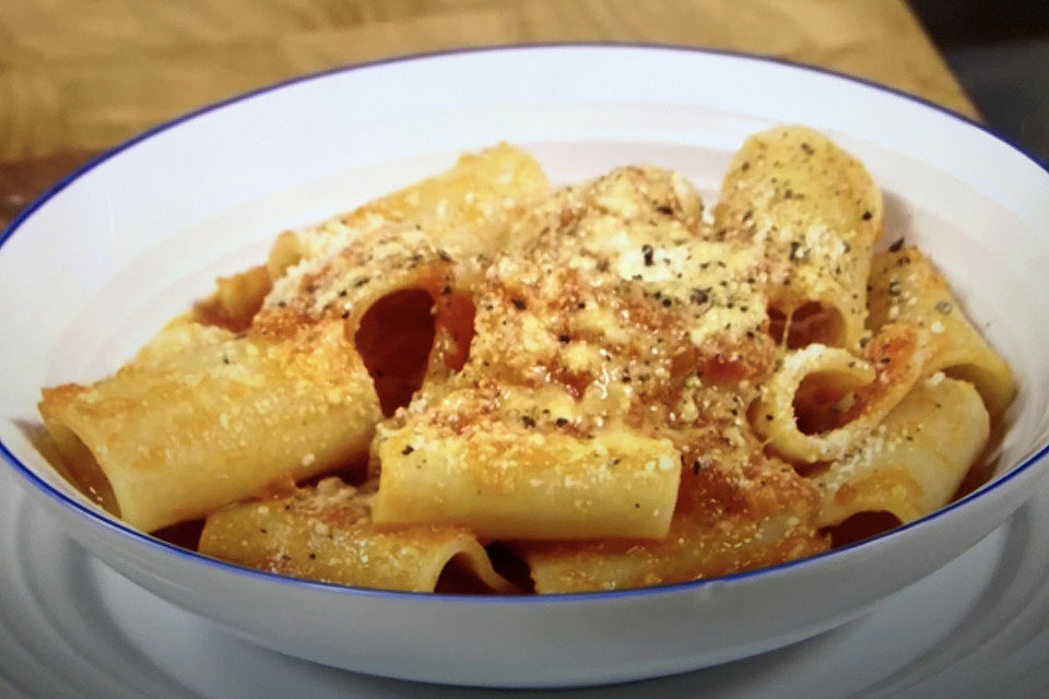 Paccheri alla Napoletana (Pasta napolitanisch)