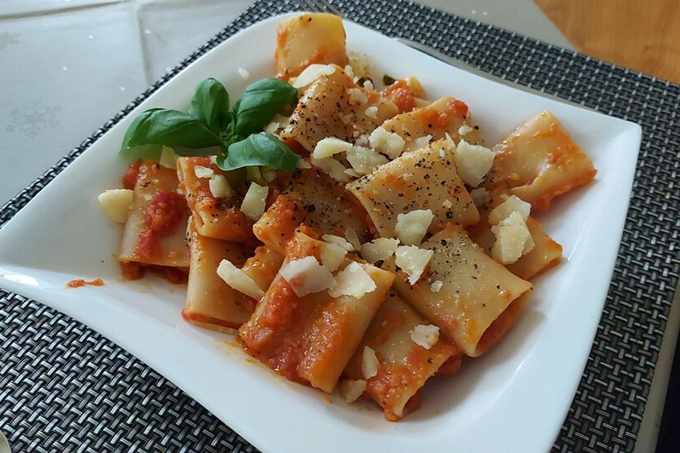 Paccheri alla Napoletana (Pasta napolitanisch)