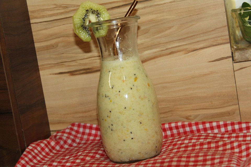 Smoothie mit Kaki und Kiwi