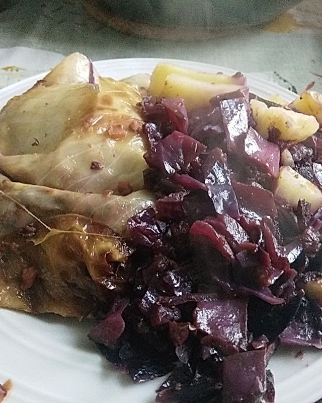 Kohlrouladen mit Kidneybohnen-Zwiebelfüllung und dazu Rotkraut und Kartoffeln