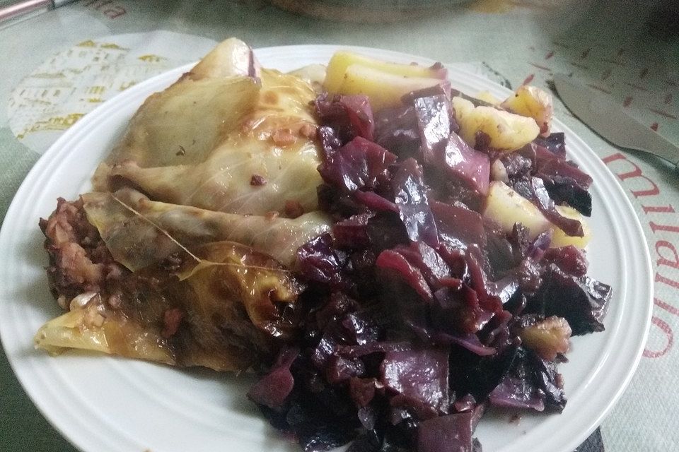 Kohlrouladen mit Kidneybohnen-Zwiebelfüllung und dazu Rotkraut und Kartoffeln