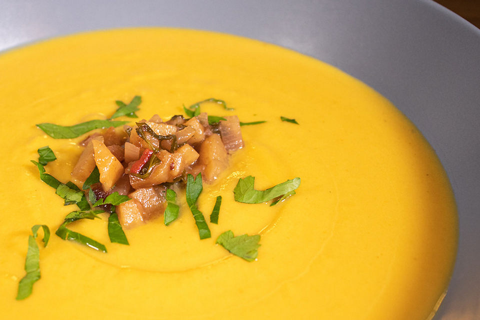 Süßkartoffelsuppe mit gelber Currypaste und Kokos