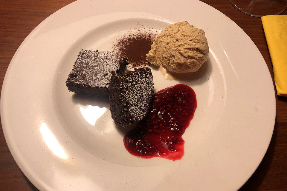 Zimtstern-Brownies mit selbstgemachter Tonkabohnen-Eiscreme und heißen Gin-Himbeeren