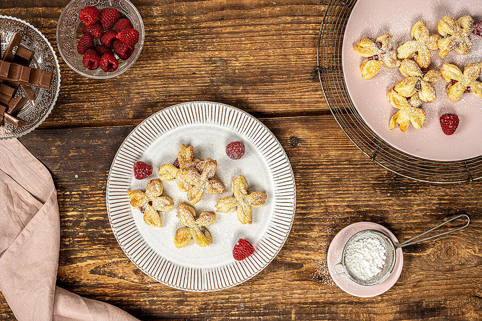 Gefüllte Blätterteig-Blumen mit Himbeeren und Schokoriegel