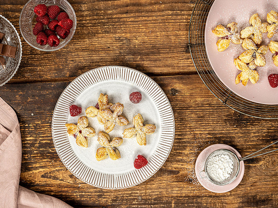 Gefüllte Blätterteig-Blumen mit Himbeeren und Schokoriegel von Chefkoch ...