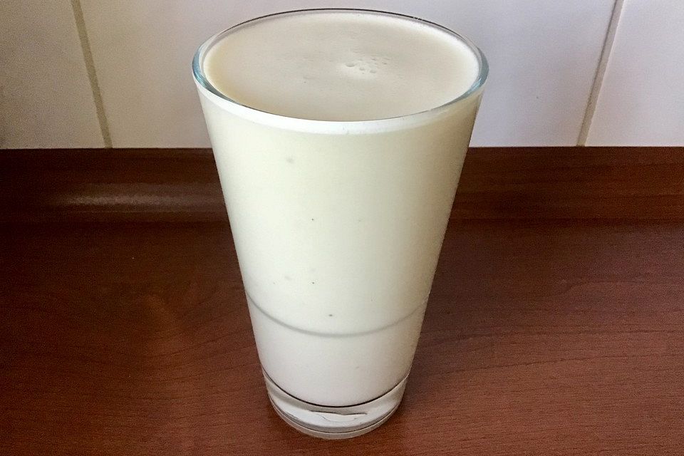 Bananen-Milchshake mit Quark und Zitrone