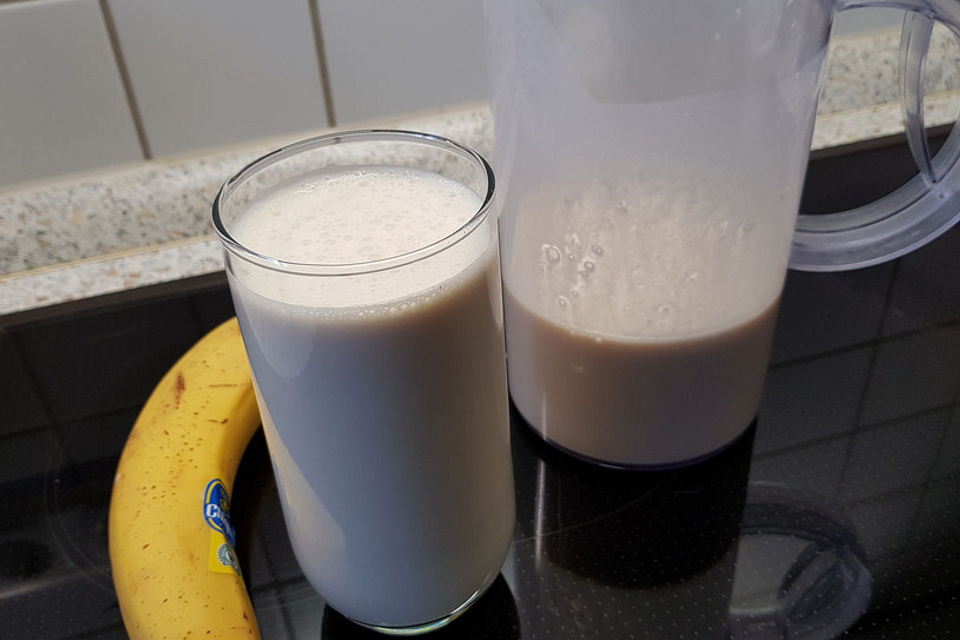 Bananen-Milchshake mit Quark und Zitrone