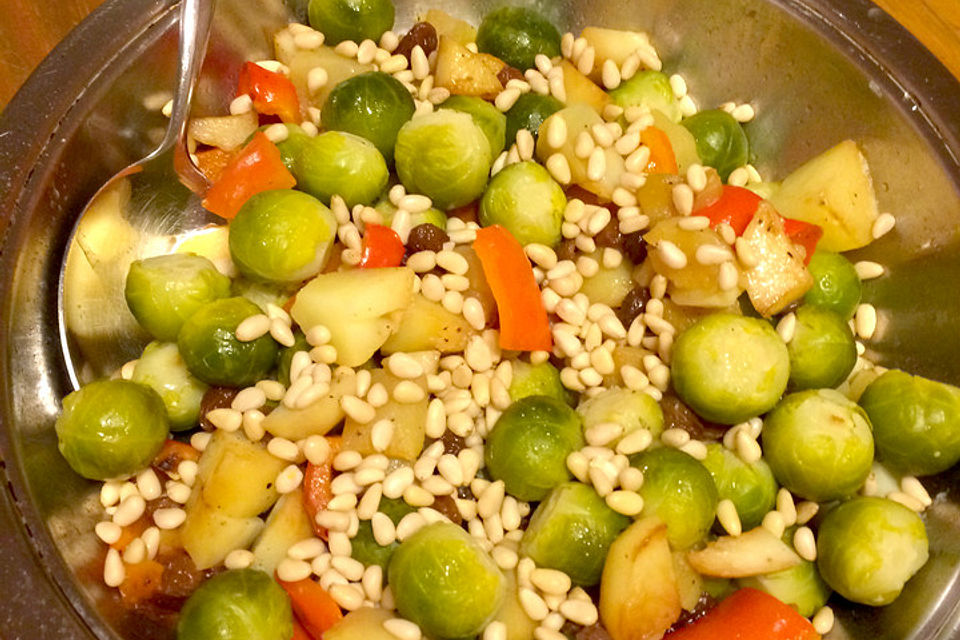 Rosenkohl mit Rosinen und Apfel