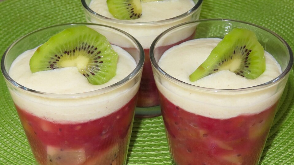 Kiwi-Stachelbeerkompott mit Grießschaum von trekneb Kiwi-Stachelbeerkompott mit Grießschaum von trekneb