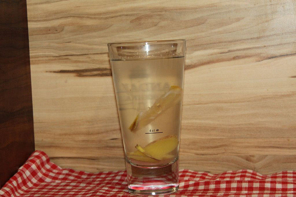 Detox-Wasser mit Zitrone, Ingwer und Honig