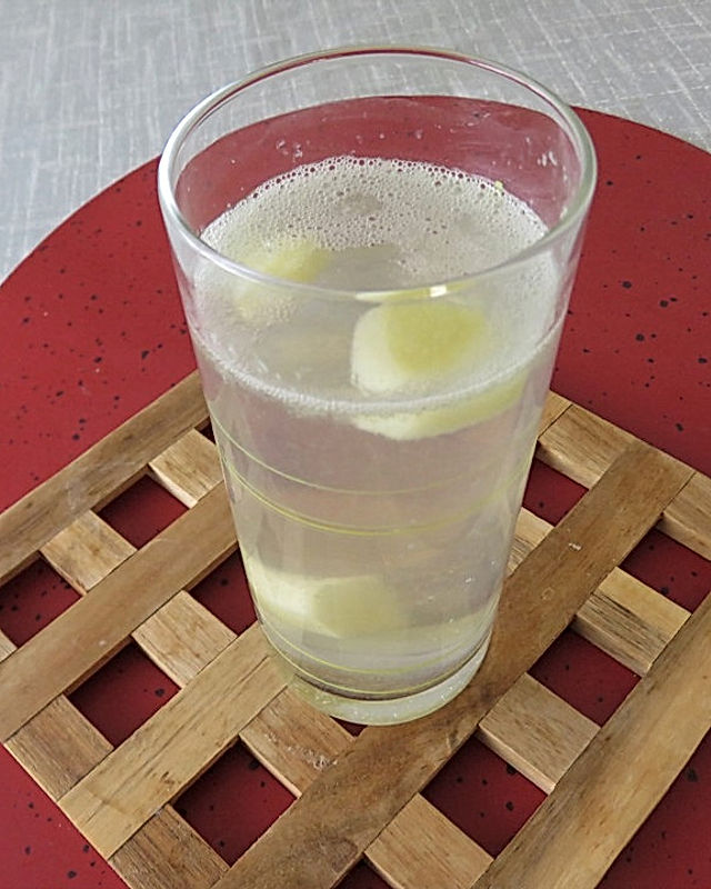 Detox-Wasser mit Zitrone, Ingwer und Honig